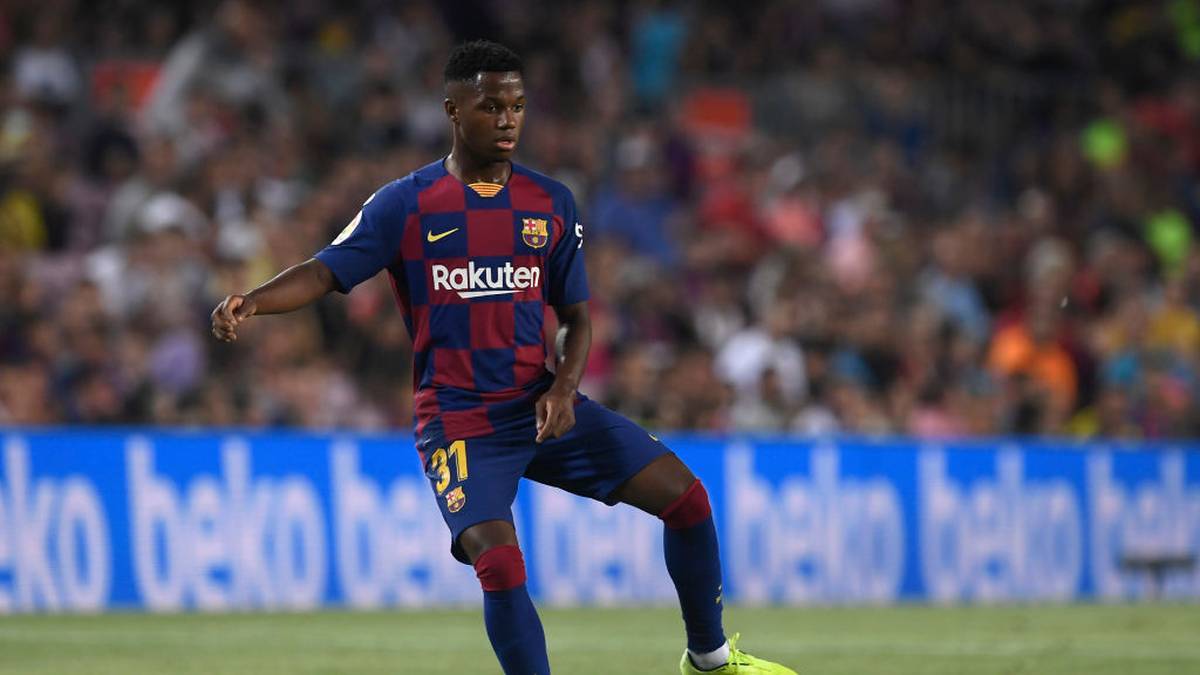 Im Spiel gegen Betis Sevilla wird Ansu Fati im Alter von 16 Jahren, neun Monaten und 25 Tagen eingewechselt. Der Linksaußen ist nun der zweitjüngste Spieler in der Geschichte des FC Barcelona. Nur Vicente Martínez war bei seinem Profidebüt 18 Tage jünger - im Jahr 1941 


