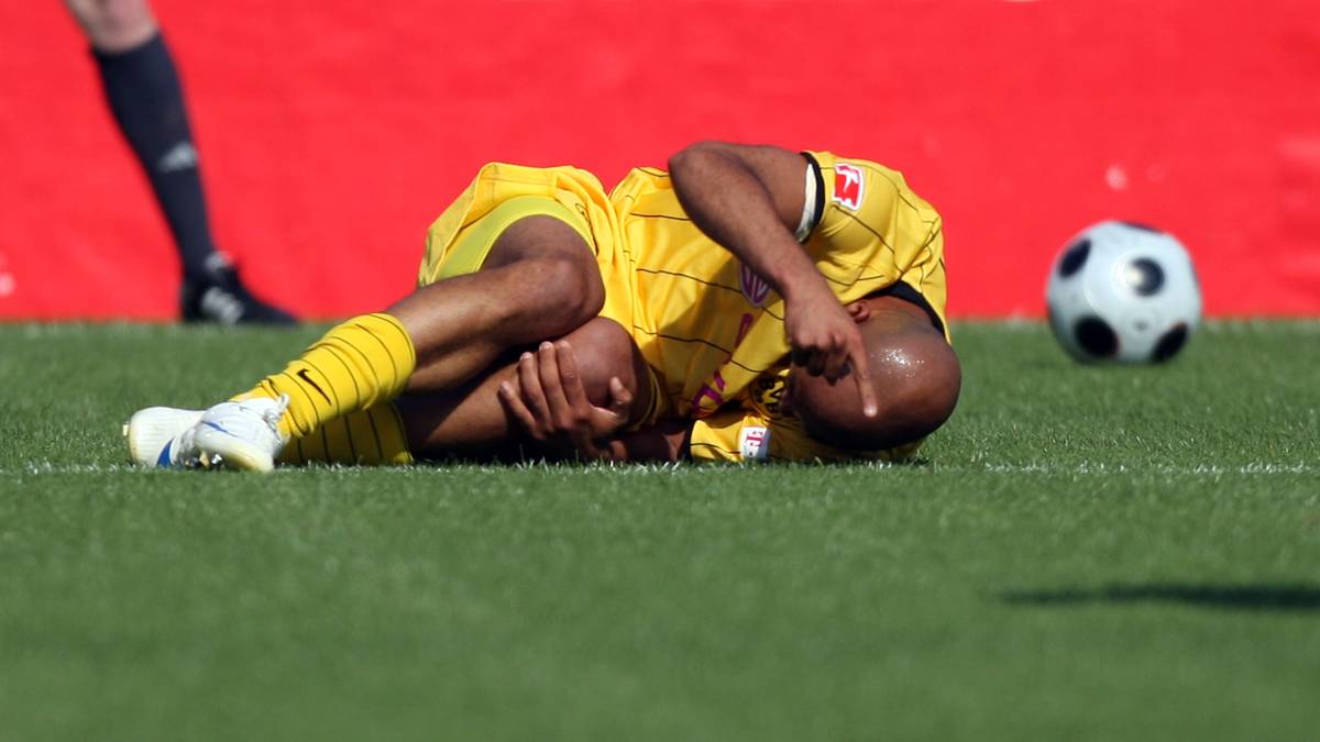 Das Pech bleibt dem Verteidiger, der seine Stutzen stets auf Halbmast trägt, auch in der nächsten Saison treu. Im zweiten Ligaspiel zieht sich Dede  einen Kreuzbandriss zu und fällt lange aus. Nach seinem Comeback (23. Spieltag) steht der Dauerbrenner aber für den Rest der Saison gleich wieder ohne eine einzig Minute Unterbrechung auf dem Platz