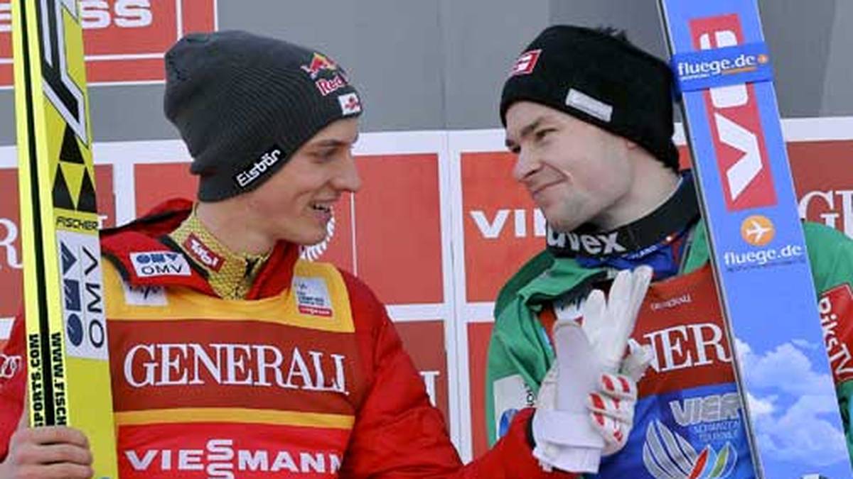 Doch die Tournee entwickelt sich zum Duell der beiden Überflieger Gregor Schlierenzauer und Anders Jacobsen. Beide teilen die Siege unter sich auf. Der Norweger gewinnt die ersten beiden Stationen in Oberstdorf und Garmisch-Partenkirchen, der Österreicher in Innsbruck und Bischofshofen