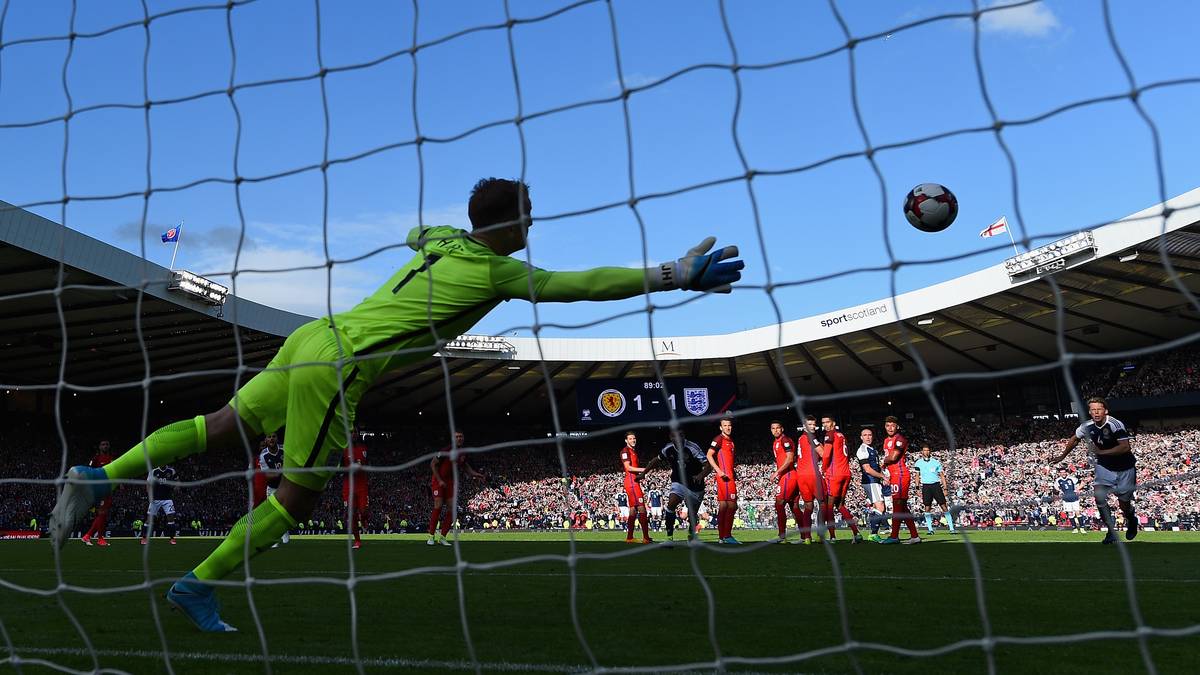 als besagter Leigh Griffiths zum zweiten Mal zum Freistoß antritt. Von der nahezu gleichen Position überwindet er England-Keeper Joe Hart erneut - dieses Mal schießt er den Ball ins linke Eck