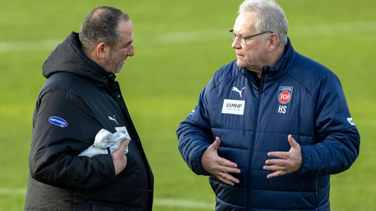 Holger Sanwald (r.) stützt seinen langjährigen Coach Frank Schmidt