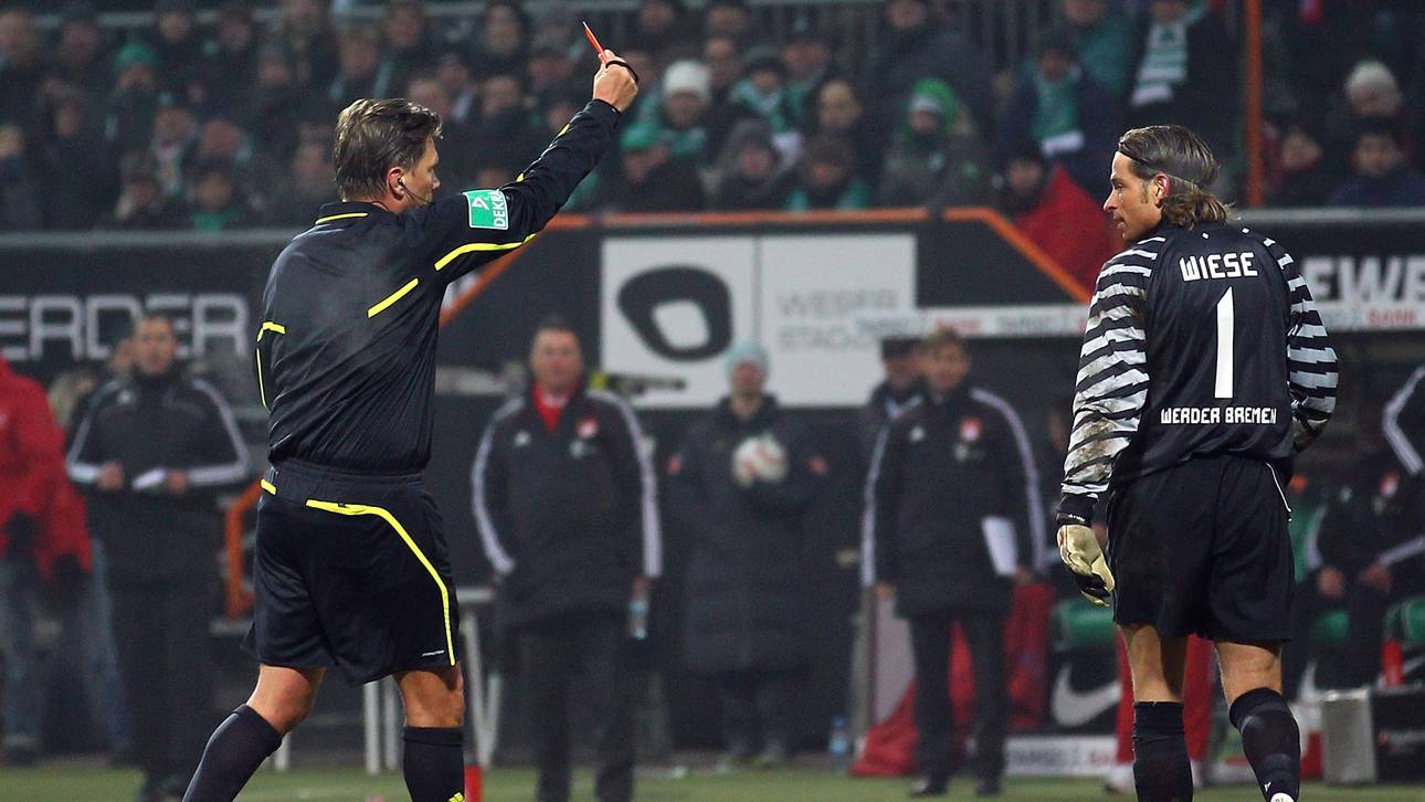 Thorsten Kinhöfer zeigt Tim Wiese von Werder Bremen die Rote Karte