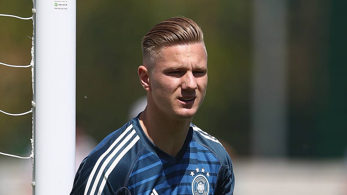 LUCA UNBEHAUN: Vom Stürmer zum Keeper - das ist der Weg des 17-jährigen Dortmunders. "Vor dem Training ging ich oft zum Spaß in die Kiste und parierte die Schüsse meiner Mitspieler", verriet er der "Bild" - als 11-Jähriger erfolgte dann die Umschulung zum Torhüter