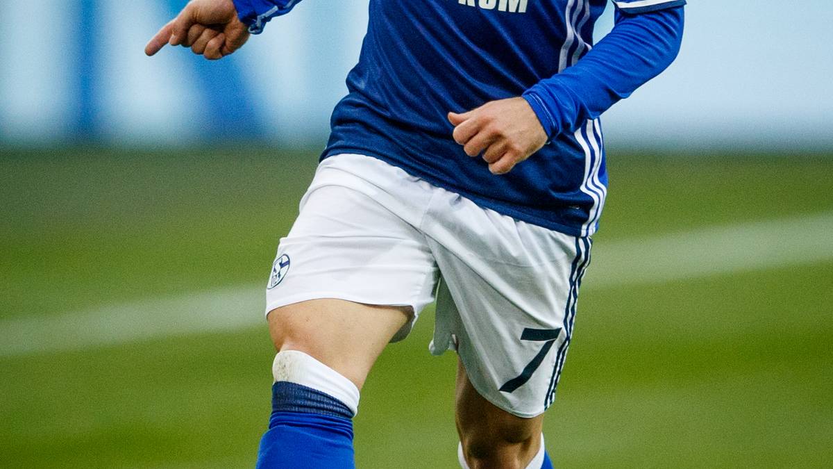 MAX MEYER: Lieferte sich von Anfang umkämpfte Duelle mit Götze. Konnte die Angriffswucht der Dortmunder nicht eindämmen, strahlte mit Goretzka an seiner Seite mehr Sicherheit aus - SPORT1-Note: 4