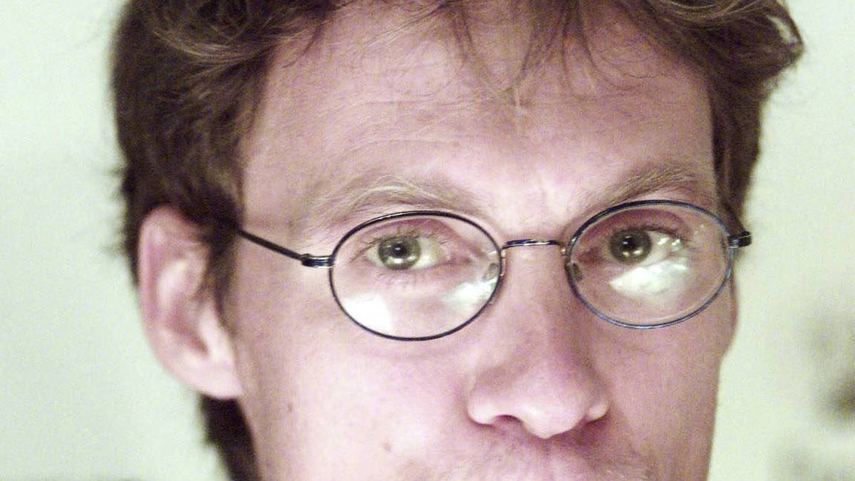 Er behauptet, das Nandrolon sei durch kontaminierte Zahnpasta in sein Blut gelangt. Der Weltverband (IAAF) sperrt ihn bis zum Januar 2002. Baumann bestreitet bis heute die wissentliche Einnahme der Mittel