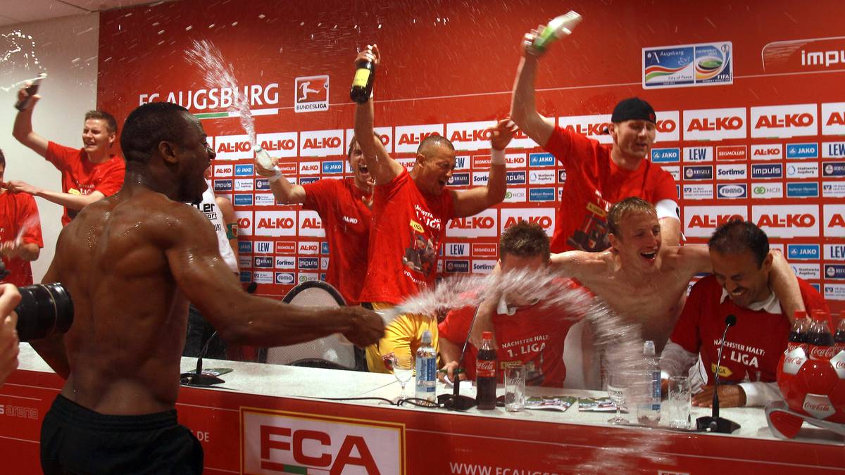 Die Spieler des FC Augsburg verwandeln die Pressekonferenz nach dem Spiel gegen den FSV Frankfurt in eine Party