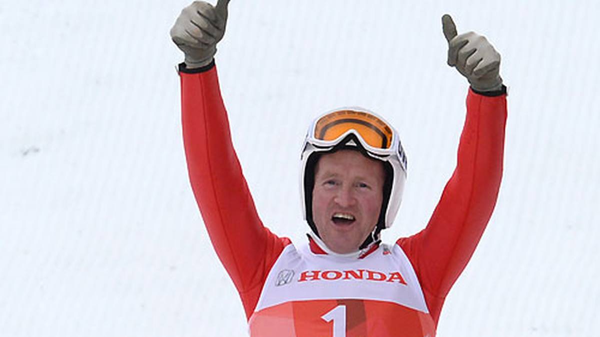 Zum Auftakt der Ausgabe 2013/14 gibt es gleich ein vielbeachtetes Comeback: "Eddie the Eagle" springt auf einer kleinen Schanze gegen Kinder. Die dicke Brille von früher ist inzwischen überflüssig: Der kurioseste Skispringer aller Zeiten ließ sich die Augen lasern