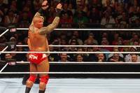 Beim WWE-Titelmatch zwischen Österreich-Star Gunther und Legende Randy Orton zelebrieren die Fans in Berlin eine gigantische La Ola. Orton treibt den Moment auf die Spitze.