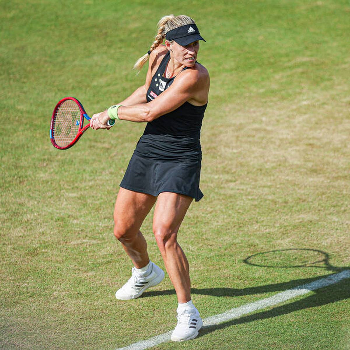 Die frühere Turniersiegerin Angelique Kerber stürmt in die die zweite Runde in Wimbledon. Im ersten Satz lässt die 34-Jährige nichts anbrennen.