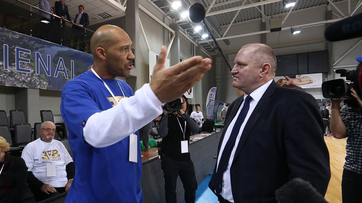 Was Vater Ball darüber dachte? Er wählte die altbekannte Methode und provozierte erstmal. Bei "Fanatic View" prahlte Papa Ball, dass er den vierfachen NBA-MVP James im Eins-gegen-Eins locker geschlagen hätte