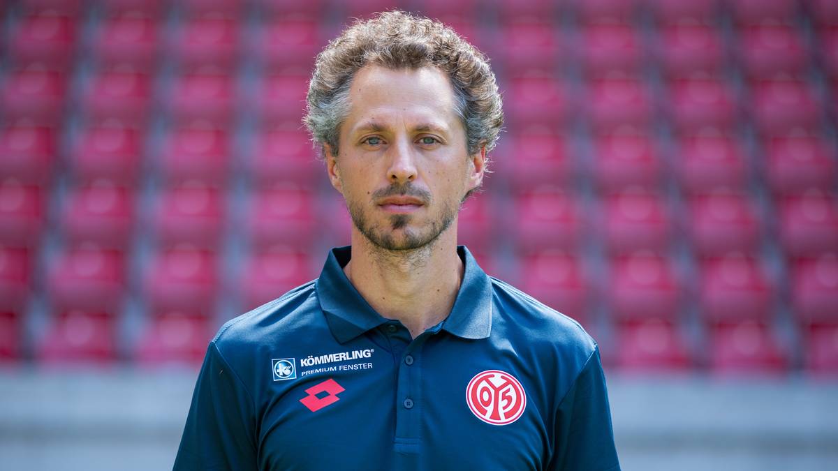 Der 39-Jährige JAN-MORITZ LICHTE war 2011 Klassenbester des Trainerlehrgangs mit Roger Schmidt, Markus Gisdol, Tayfun Korkut und Markus Weinzierl (Note 1,0). In der Praxis wirkte der Musterschüler bisher "nur" als Assistent, unterstützt bei MAINZ 05 seinen Boss Sandro Schwarz mit Michael Falkenmayer fernab des Scheinwerferlichts