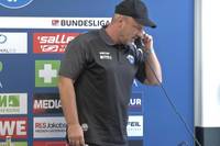 Auf der Pressekonferenz des SC Paderborn klingelt plötzlich das Festnetztelefon. Trainer Lukas Kwasniok reagiert umgehend und geht dran.