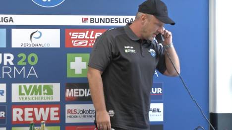 Auf der Pressekonferenz des SC Paderborn klingelt plötzlich das Festnetztelefon. Trainer Lukas Kwasniok reagiert umgehend und geht dran.