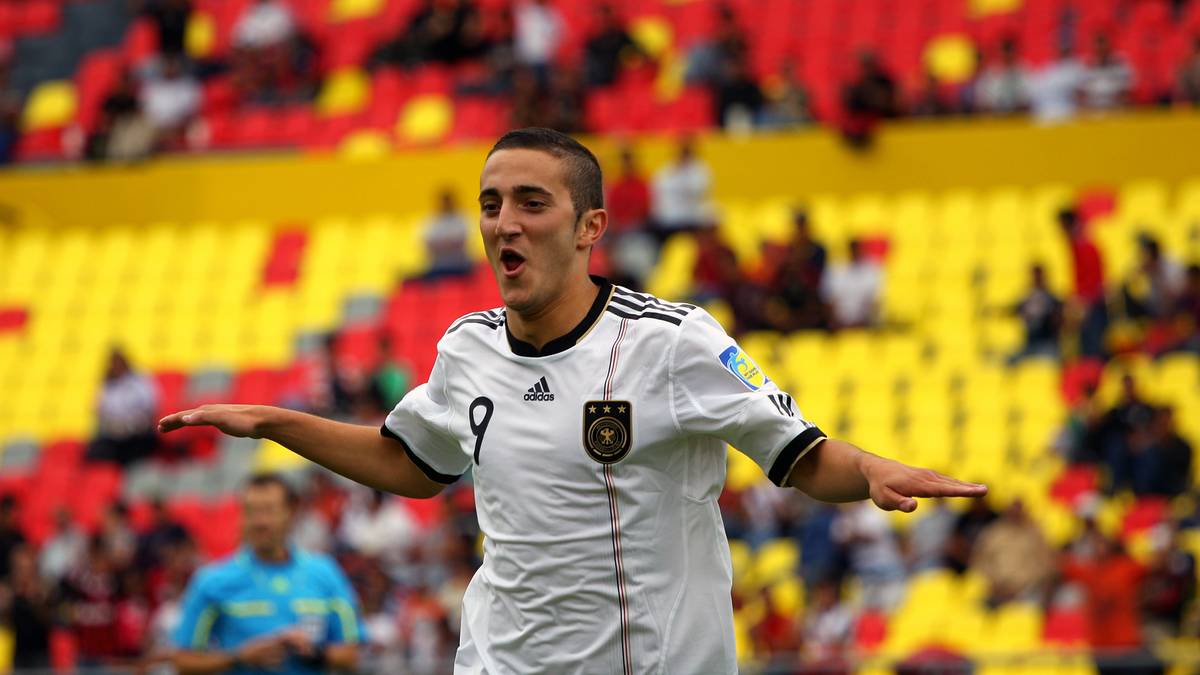 SAMED YESIL: Für Experten war der Stürmer einst das größte Talent Deutschlands. Als 11-Jähriger wechselte er zu Bayer Leverkusen, spielte schon mit 14 in der U17, wurde 2011 bei der U17-WM an der Seite von Emre Can Torschützenkönig und bekam in Anlehnung an Gerd Müller den Spitznamen "Gerd" verpasst