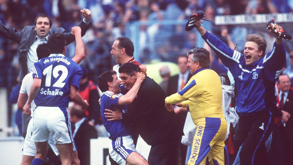 FC SCHALKE 04 2001: Das bitterste Kapitel in der Schalker Geschichte. Durch einen 5:2-Sieg gegen Unterhaching steht Schalke nach 34 Spielen auf Platz 1 der Bundesliga, weil der FC Bayern scheinbar in Hamburg verliert. Aber dieses Spiel ist noch gar nicht aus...