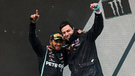 Wohl weiter Seite an Seite: Lewis Hamilton und Teamchef Toto Wolff (r.)