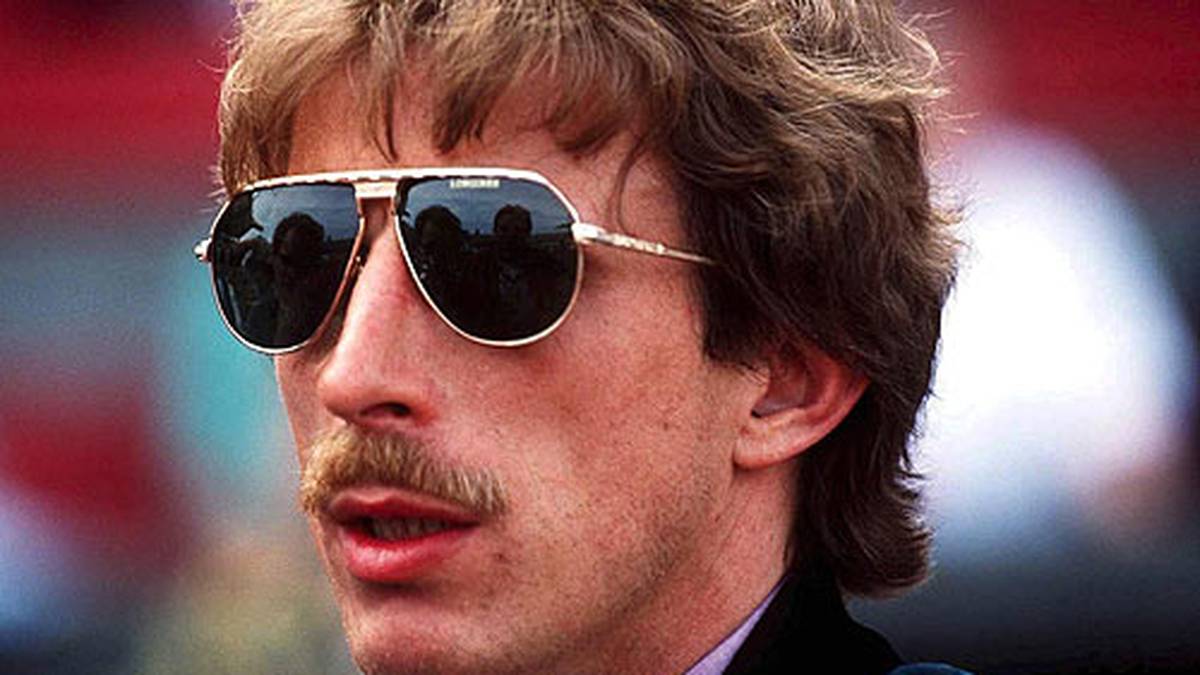 In der Saison danach unterläuft Daum ein Missgeschick. Wegen eines Wechselfehlers (vier Ausländer auf dem Feld) verpasst der VfB die neu ins Leben gerufene Champions League. Kein Wunder, dass er sich da nur zu gern hinter seiner Sonnenbrille versteckt