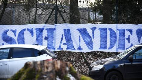 Nach der Pokal-Pleite gegen Union hingen Fans dieses Banner am Trainingsgelände der Hertha auf