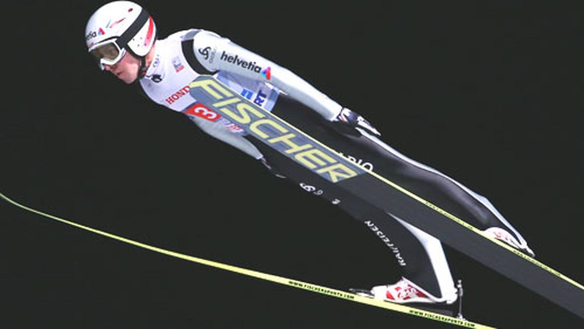 Simon Ammann, der bis dahin noch nicht überzeugt hat, verzückt die Skisprung-Welt und sichert sich den Sieg in Oberstdorf