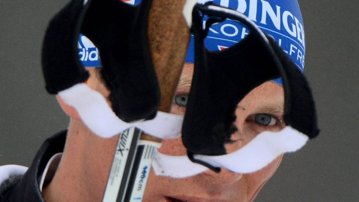 Schielt Erik Lesser da bereits nach Gold? Könnte man so sehen. Denn der Thüringer ist beim Verfolgungsrennen der Männer in Kontiolahti von Beginn an mit vorn dabei