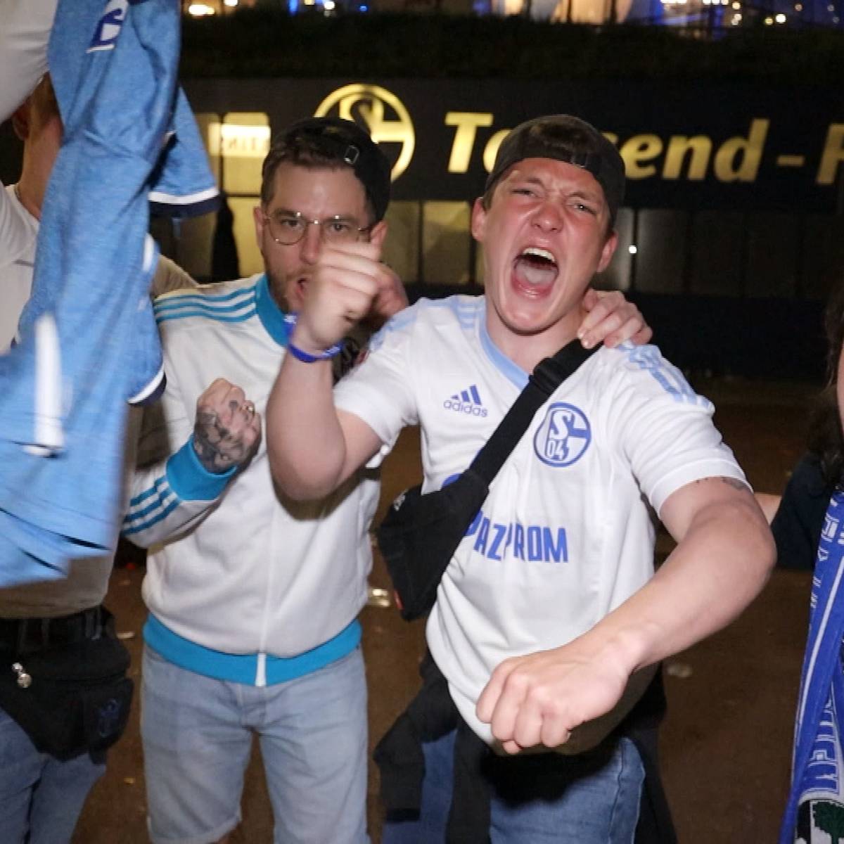 "Schöner als Weihnachten!" Schalke-Fans feiern rauschende Party