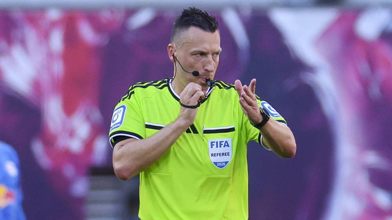 Schiedsrichter Sven Jablonski pfeift das Spiel des FC Barcelona