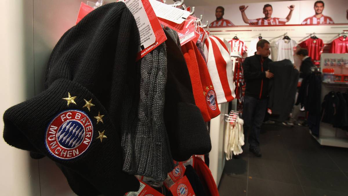 Auch der Plan, im Merchandising neue Maßstäbe in Deutschland zu setzen, schreitet währenddessen voran. Und ist eng mit einem Namen verbunden, der im bajuwarischen Umfeld vor allem mit Scheitern und weißen Buddhas in Verbindung gebracht wird