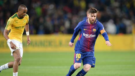 Lionel Messi  (r.) übernimmt beim FC Barcelona die Kapitänsbinde