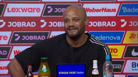 Nach dem Sieg gegen Freiburg trägt Serge Gnabry eine Fan-Hose mit dem Gesicht von Leon Goretzka. Auf der Pressekonferenz sorgt dies für Verwirrung bei Vincent Kompany, der mehrfach ungläubig nachfragt, ob er die Frage richtig verstanden hat.