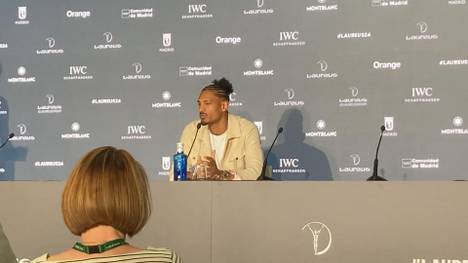 Auf einer Pressekonferenz wird Borussia Dortmunds Stürmer Sébastien Haller nach dem zukünftigen Geschäftsführer Lars Ricken gefragt. Doch Haller reagiert sehr verwirrt und muss nachfragen, um was und wen es geht.