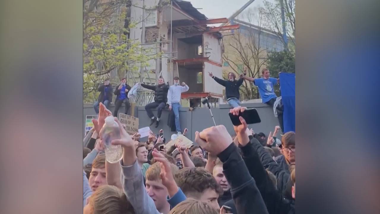 Eskalation beim FC Chelsea: So feiern die Fans das Super-League-Aus