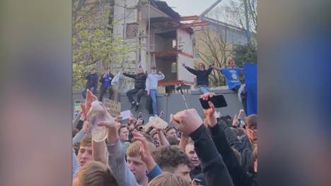 Vor dem Ligaspiel gegen Brighton protestieren hunderte Chelsea-Fans gegen die Super League. Im Laufe des Abends weicht die Wut dann aber der Freude.