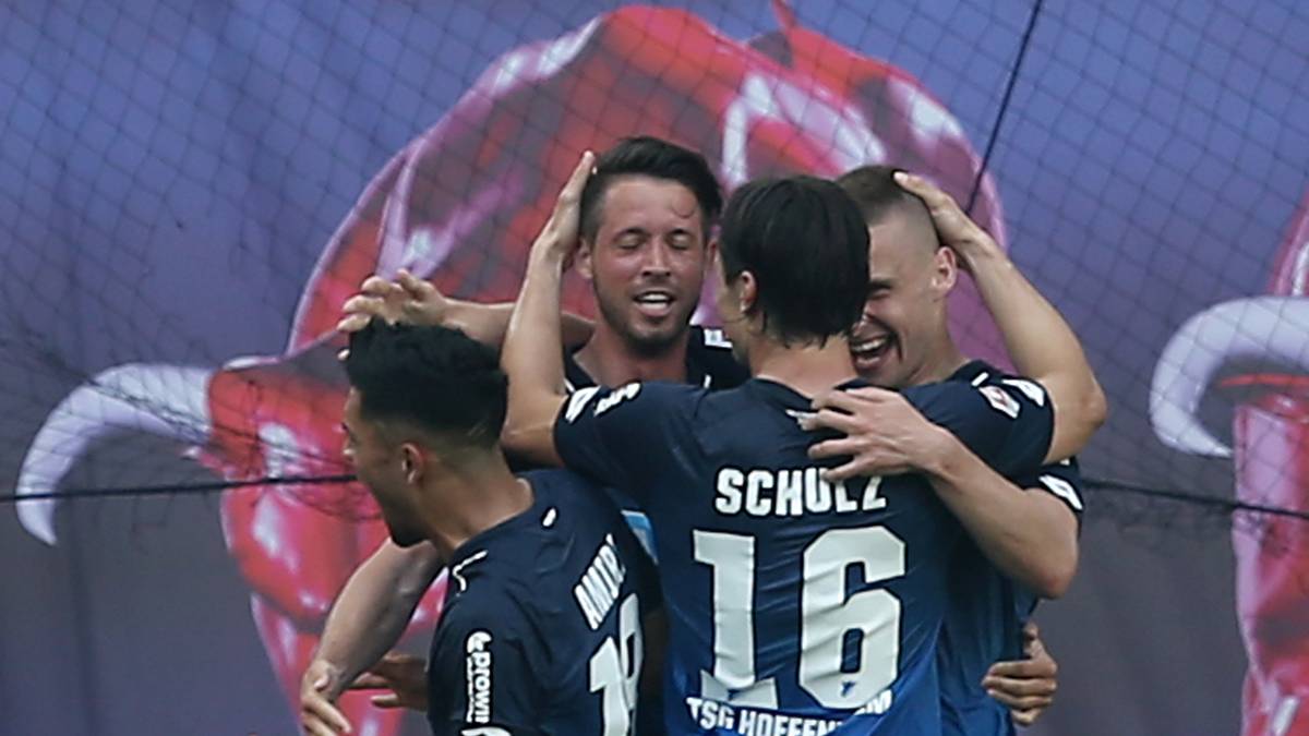 Und weil es gerade so schön ist, bejubelt die TSG noch vor der Pause sogar den dritten Treffer. Pavel Kaderabek (r.) verwandelt eine Uth-Hereingabe zum 0:3, RB ist konsterniert