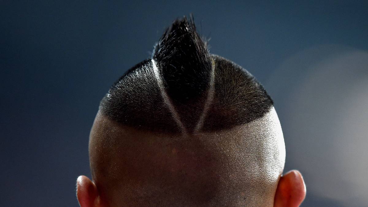 Zwischendurch gönnt sich Vidal auch neben seinem Iro noch ein paar längere Haare auf dem Kopf. Ist im deutschen Winter ja auch ein bisschen wärmer...