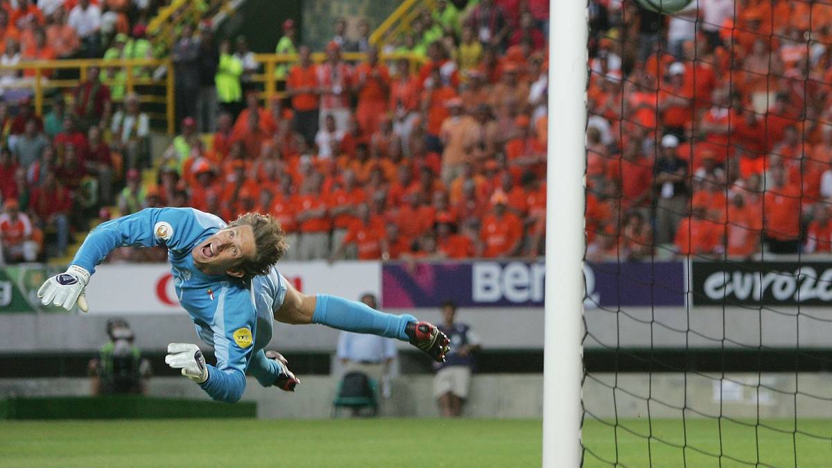 Im Halbfinale gegen die Niederlande nagelt der Mittelfeldspieler die Kugel aus der Nähe der Eckfahne unhaltbar in die Maschen. 2:1 für Portugal, Final-Ticket gebucht. Edwin van der Sar blickt dem Ball verzweifelt hinterher. Diese Flugkurve kann auch einer der besten Torhüter aller Zeiten nicht berechnen