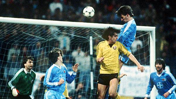 1986 sind gleich zwei deutsche Vereine an einer Europapokal-Sternstunde beteiligt: Bayer 05 Uerdingen zieht gegen Dynamo Dresden mit einem 7:3 im Viertelfinal-Rückspiel des Europapokals der Pokalsieger ins Halbfinale ein. Und das, obwohl die Dresdner das Hinspiel 2:0 gewonnen und im Rückspiel schon mit 3:1 geführt hatten