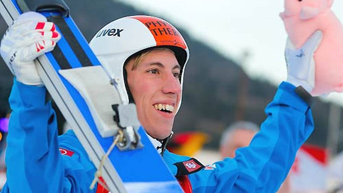 Beim Neujahrsspringen in Garmisch-Partenkirchen, dem traditionsreichsten Springen des Weltcupkalenders, setzt der Österreicher noch einen drauf: Diethart siegt und übernimmt die Spitze in der Gesamtwertung. Das Schwein in seiner Hand entwickelt sich zum Kultobjekt - sein Vater streichelt es vor jedem Sprung des Sohnemannes