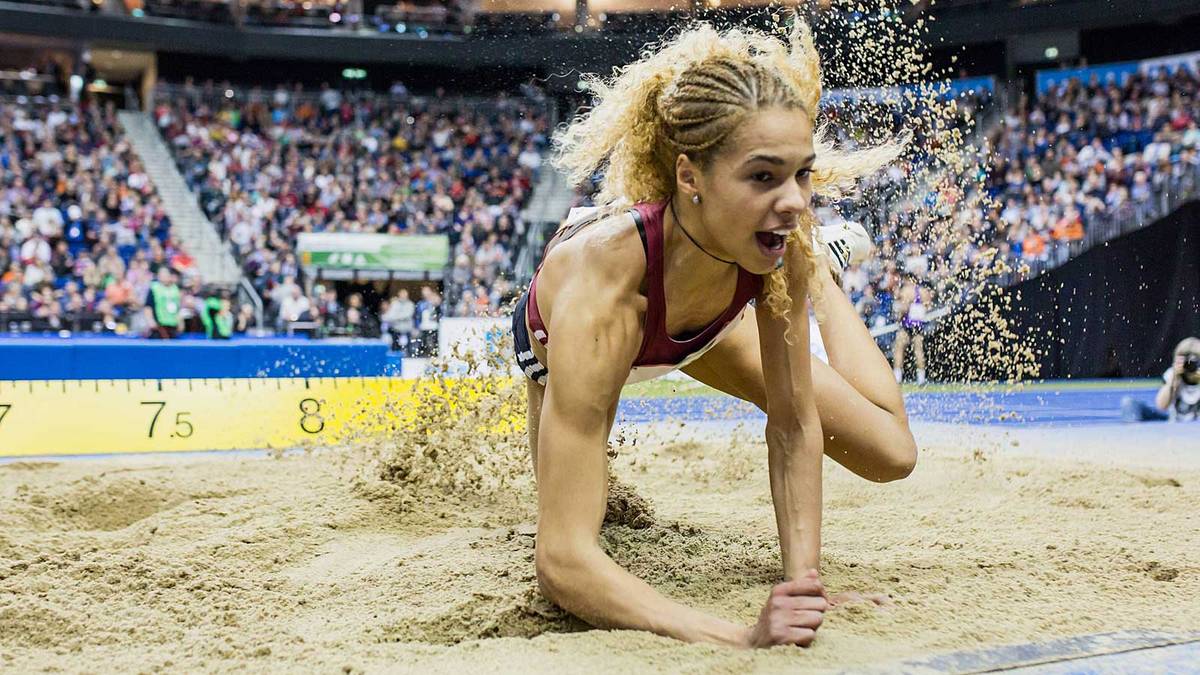 Am 13. Februar gelingt ihr dann in Berlin mit 6,95 Metern  der Sprung ins Rampenlicht. Und Weitsprung-Legende Heike Drechsler traut ihr noch mehr zu: "Die sieben Meter hat sie absolut drauf." 