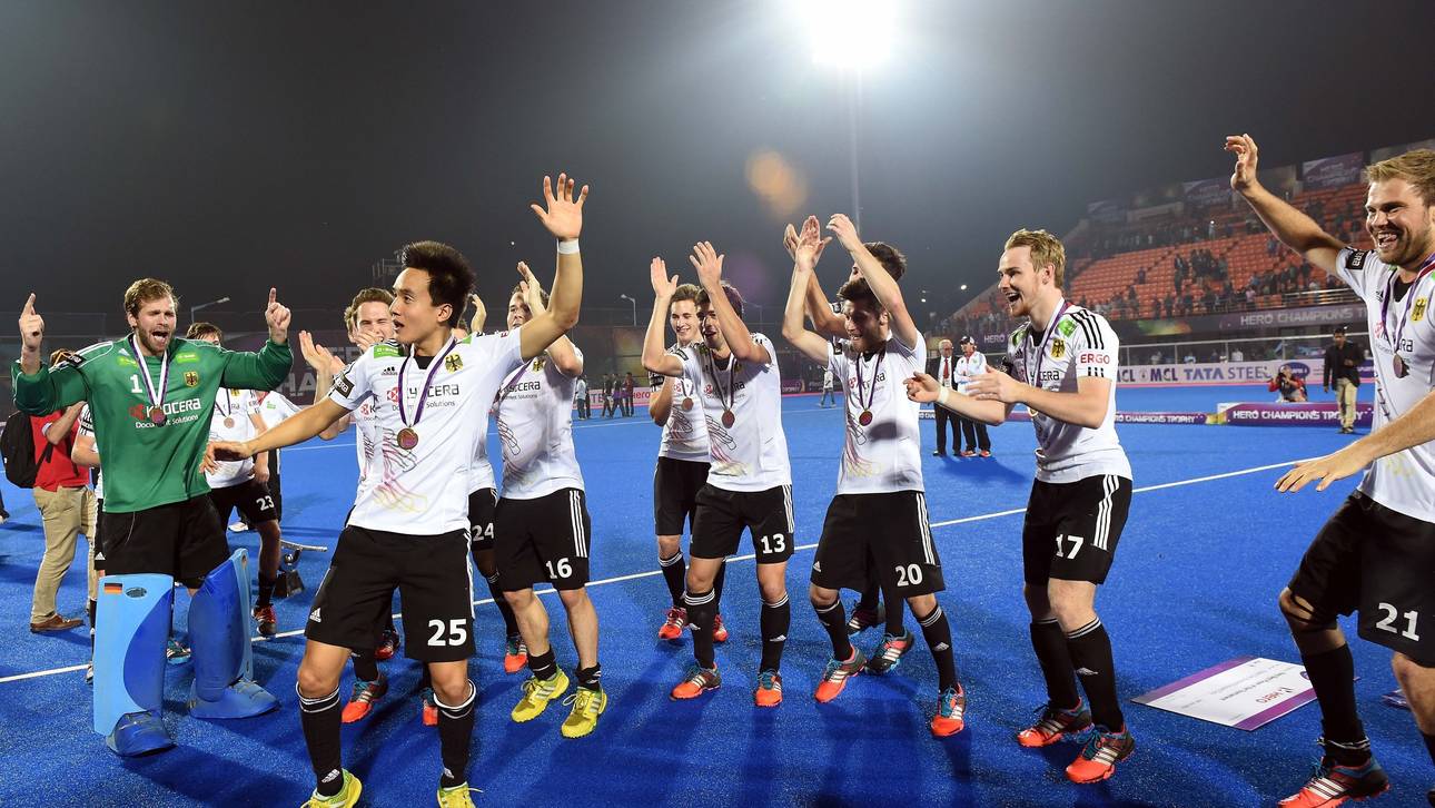 FHOCKEY-CTROPHY-PODIUM