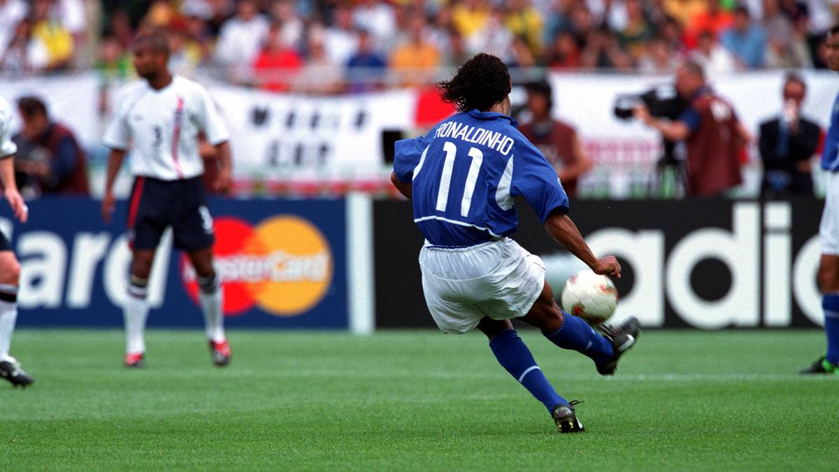 Ronaldinho: Der Brasilianer mit dem Zauberfuß. Sein wohl einprägsamster Freistoßtreffer gelang ihm 2012 bei der WM, als er für Brasilien Englands damaligen Schlussmann David Seaman aus großer Distanz überlistete