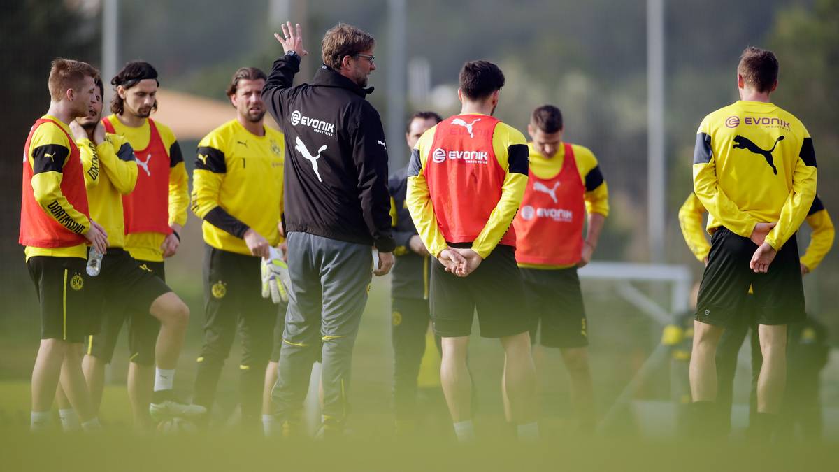 Jürgen Klopp gestikuliert im Training von Borussia Dortmund in La Manga