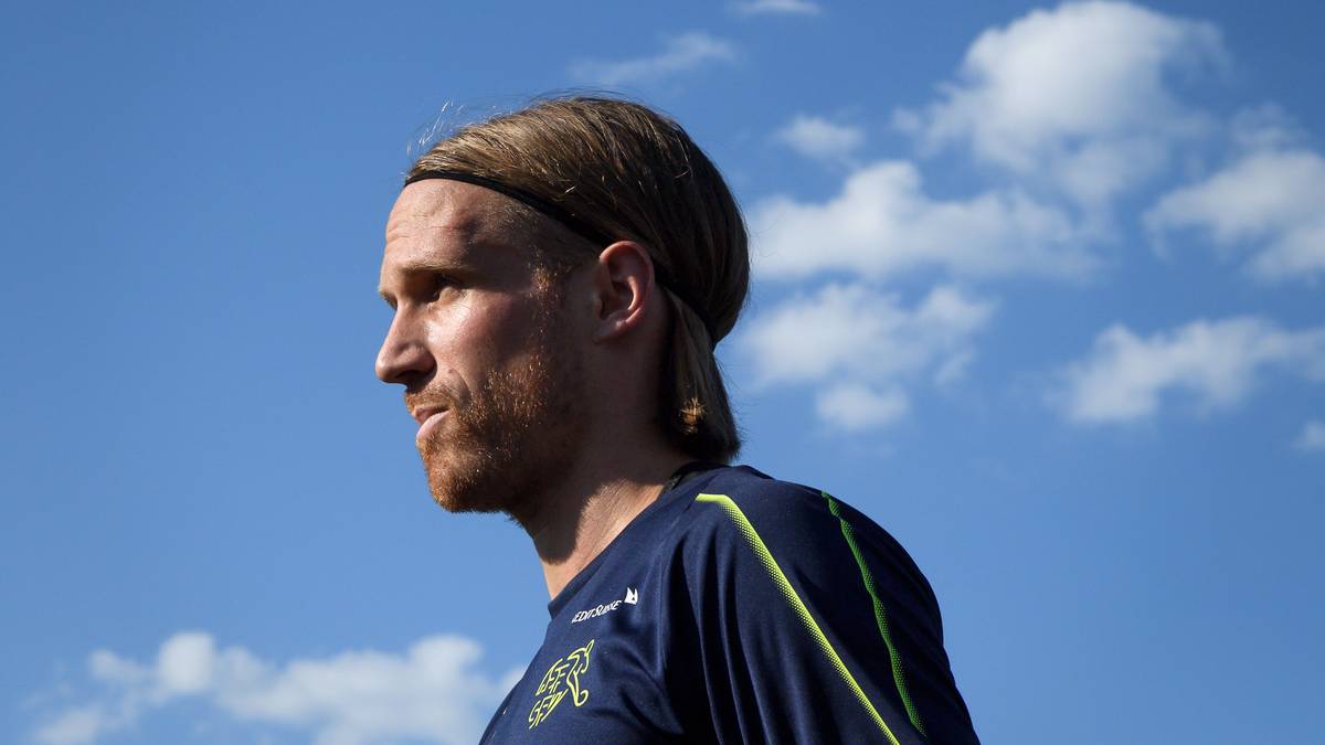 WM-Teilnehmer und mehrfacher Schweizer Meister - das sind die Meilensteine von Michael Lang. Der 27-Jährige kommt für 2,8 Millionen Euro vom FC Basel. Allerdings hat sich Lang schwer am Außenband verletzt und fällt mehrere Wochen aus. Ein herber Rückschlag, denn der Rechtsverteidiger war als Stammspieler eingeplant