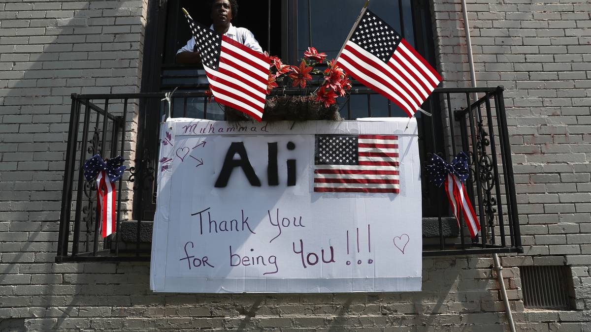Selbst an den Balkons befinden sich Grußbotschaften an den Champ