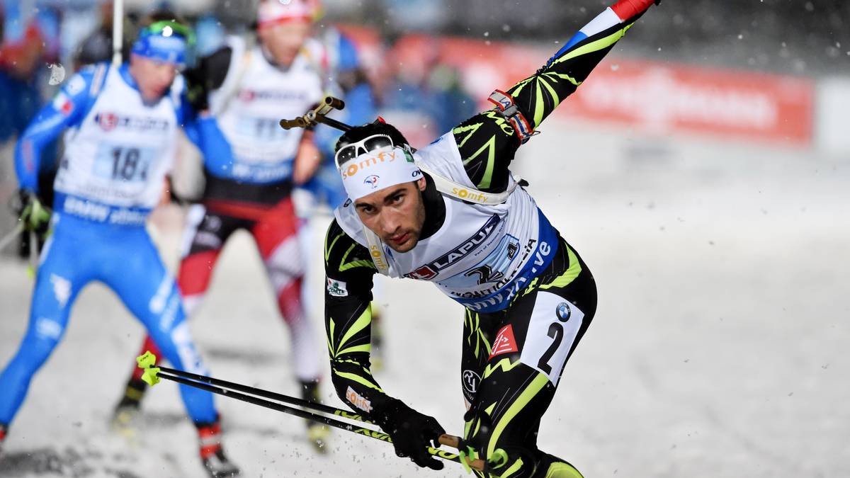 Auf Platz zwei landen die Franzosen. Martin Fourcade läuft trotz dieses kleines Wacklers noch zur Silbermedaille