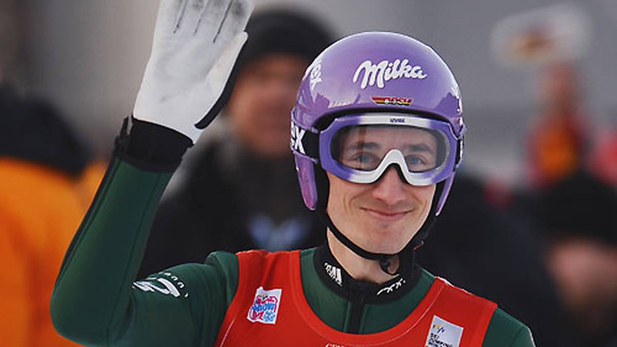 "Adieu" sagt einer der ganz Großen im Skispringen: Martin Schmitt verabschiedet sich mit dem 27. Rang von der Skisprung-Bühne und beendet seine Karriere