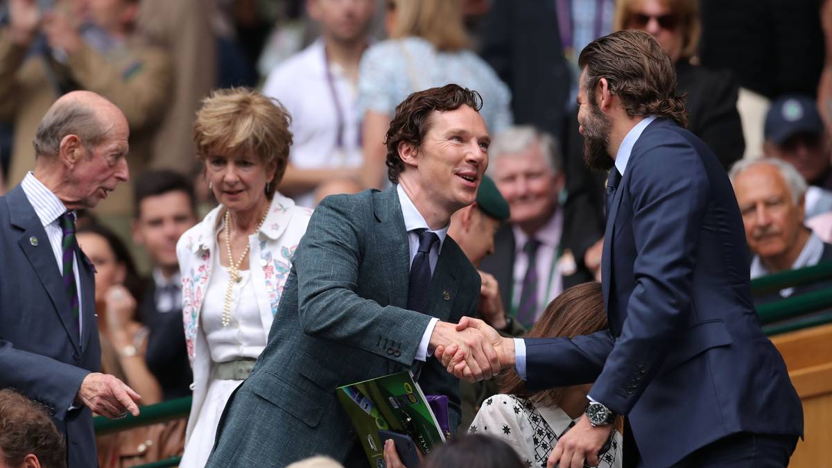 Schau an: Wen man in Wimbledon nicht alles im Publikum trifft. Stammgast Cooper begrüßt vor dem Männer-Finale 2016 recht herzlich Schauspielerkollege Benedict Cumberbatch. Der Anzug sitzt bei beiden
