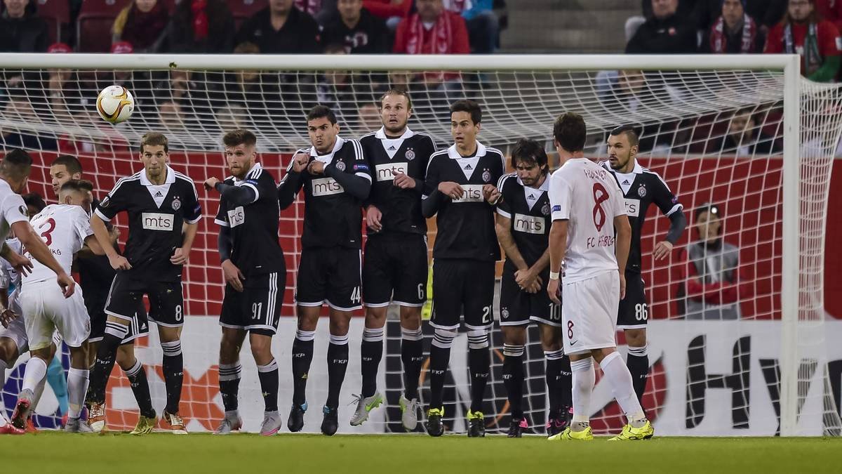 Augsburg drückt und hat Chancen zur Führung. Ein Bobadilla-Freistoß streicht über die Querlatte