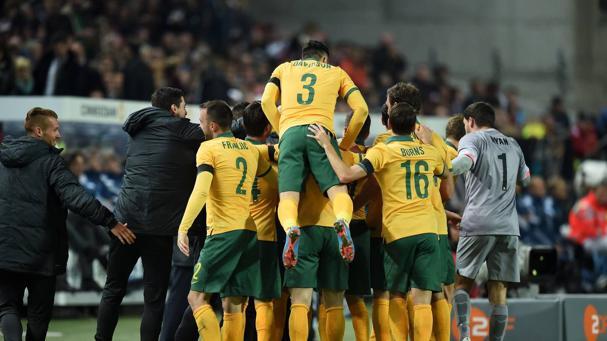feiern die Australier ausgelassen Zauberfuß Jedinak