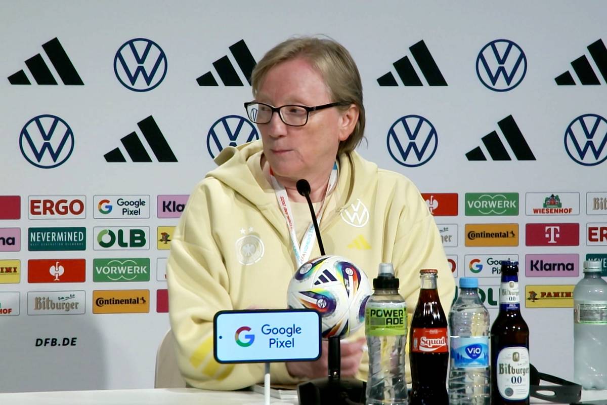 DFB-Pressesprecherin Annette Seitz sorgt mit flotten Sprüchen immer wieder für gute Laune rund um das Team.