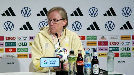 DFB-Pressesprecherin Annette Seitz sorgt mit flotten Sprüchen immer wieder für gute Laune rund um das Team.